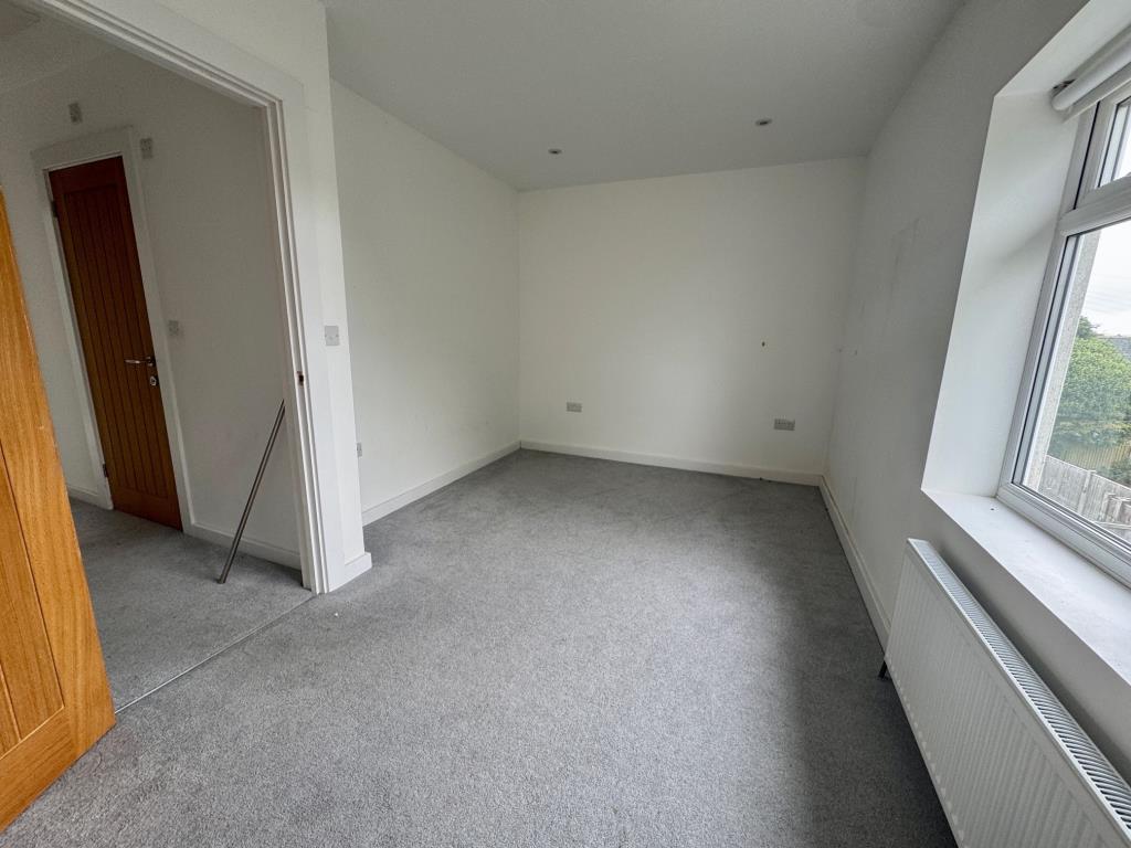 Lot: 59 - TWO-BEDROOM END-TERRACE HOUSE - Rear bedroom